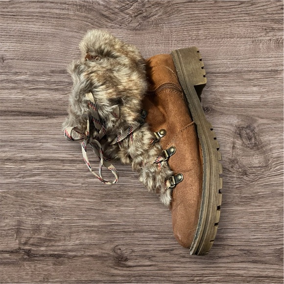 Women’s boots with a small  heel - Picture 2 of 8